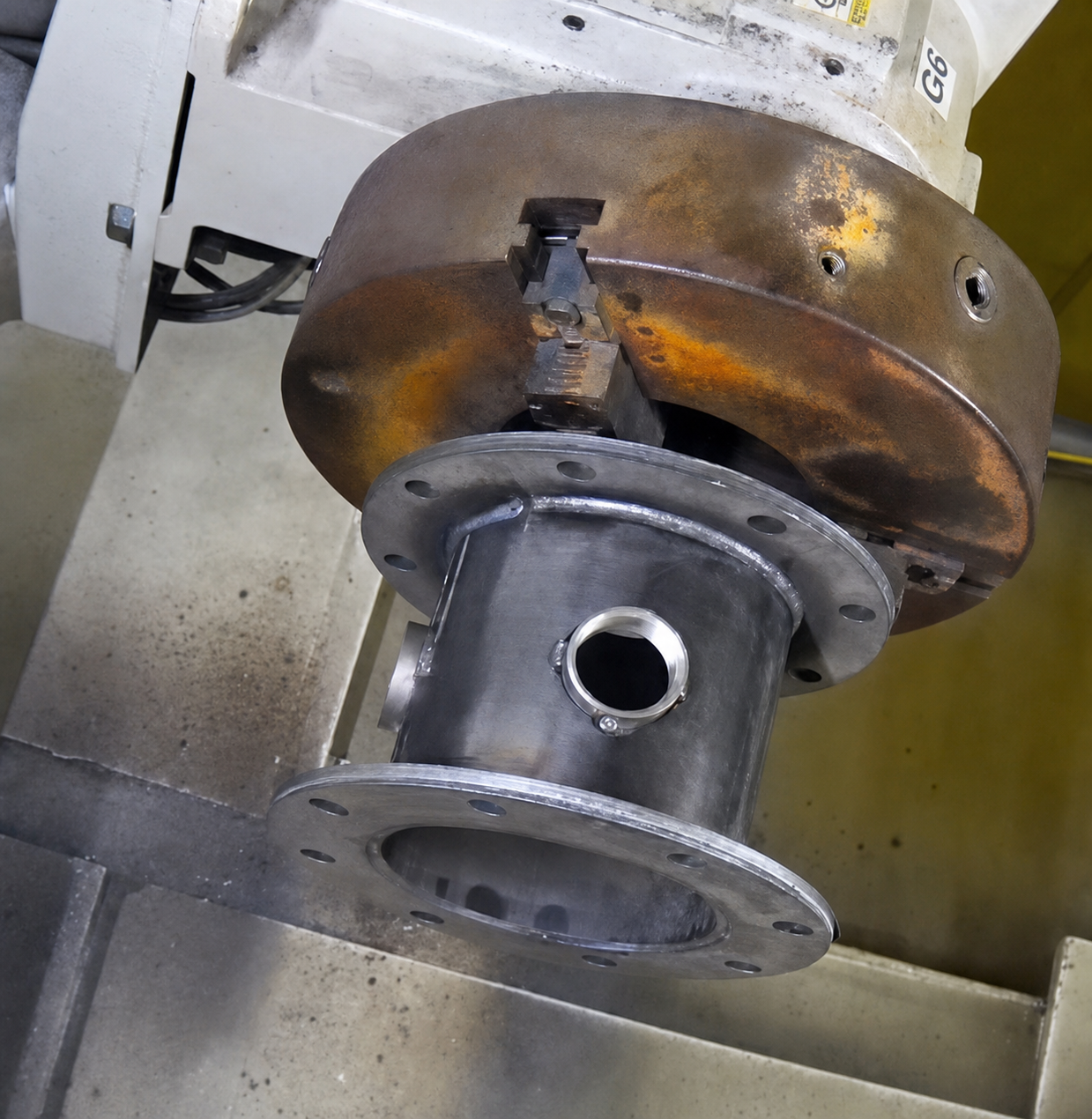 Flanged pipe spool in the welding cell